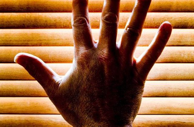 Depresie canibala: Si-a taiat un deget, l-a gatit si l-a mancat