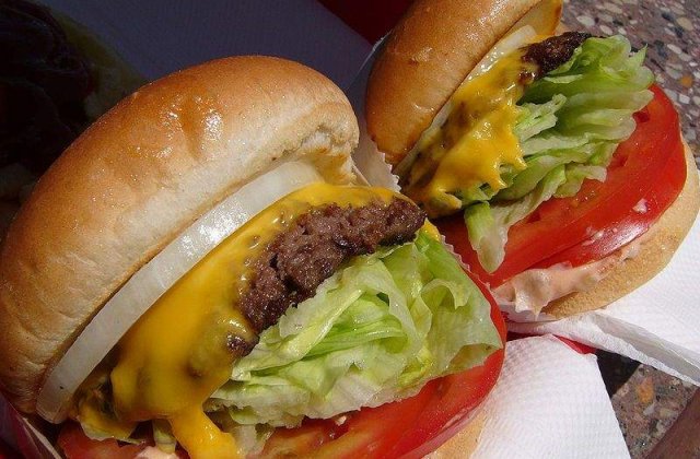 Taxa pe fast food, amanata