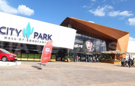 Zeci de persoane au fost evacuate dintr-un mall din Constanta, dupa ce a izbucnit un incendiu la unul dintre magazine