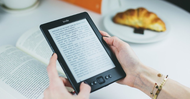 Studiu: In 2017, 1 din 2 cititori au ales formate audiobook sau e-Book