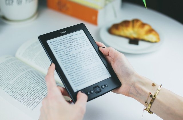 Studiu: In 2017, 1 din 2 cititori au ales formate audiobook sau e-Book