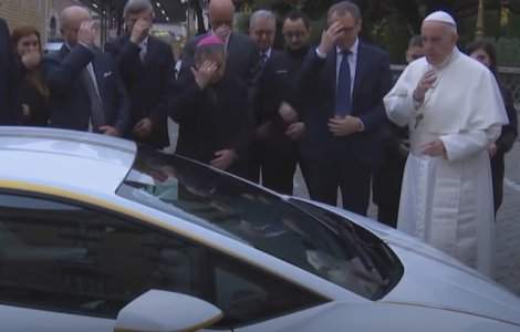 Papa a primit un Lamborghini, dar ramane credincios papamobilului