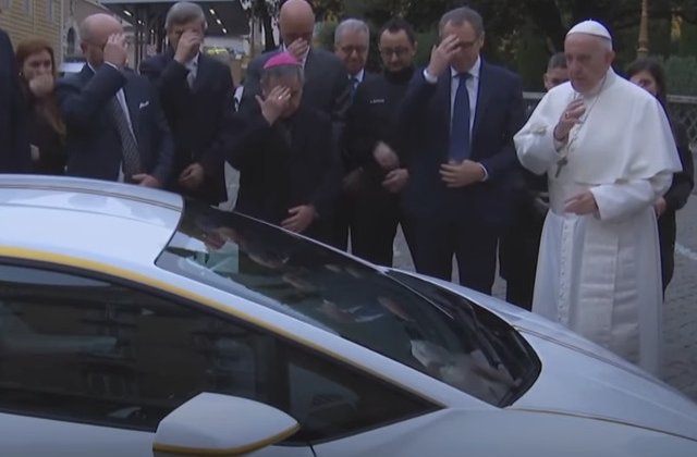 Papa a primit un Lamborghini, dar ramane credincios papamobilului