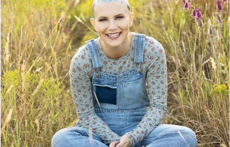 O mama a petrecut ore intregi pentru a picta capul fiicei bolnave, cu ocazia portretului de absolvire