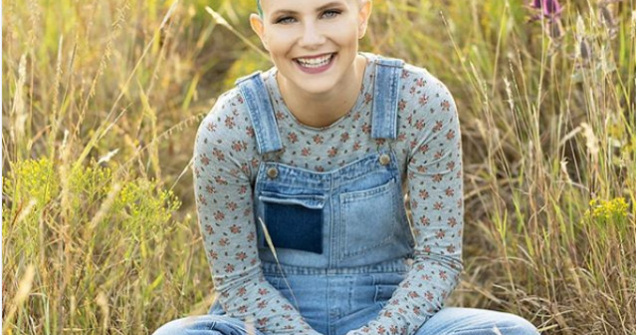 O mama a petrecut ore intregi pentru a picta capul fiicei bolnave, cu ocazia portretului de absolvire