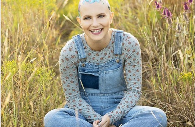 O mama a petrecut ore intregi pentru a picta capul fiicei bolnave, cu ocazia portretului de absolvire