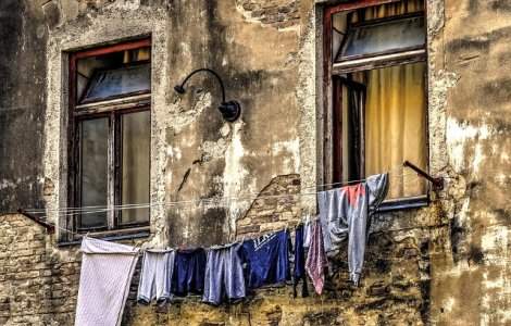 Buzoienii vor fi amendati daca usuca rufele la vedere, scuipa pe jos si arunca hartii pe strada