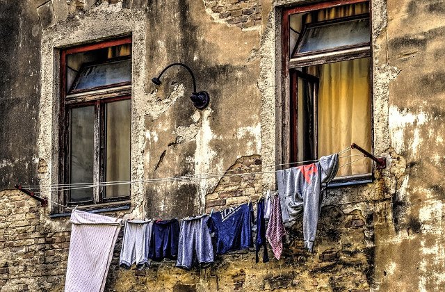 Buzoienii vor fi amendati daca usuca rufele la vedere, scuipa pe jos si arunca hartii pe strada