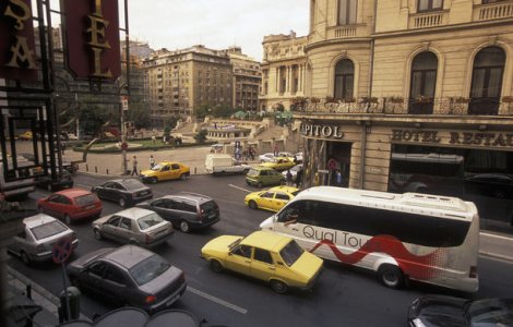 Proiect de lege controversat: depasirea pe linia continua va fi permisa in anumite conditii. Se va putea depasi coloana in trafic?