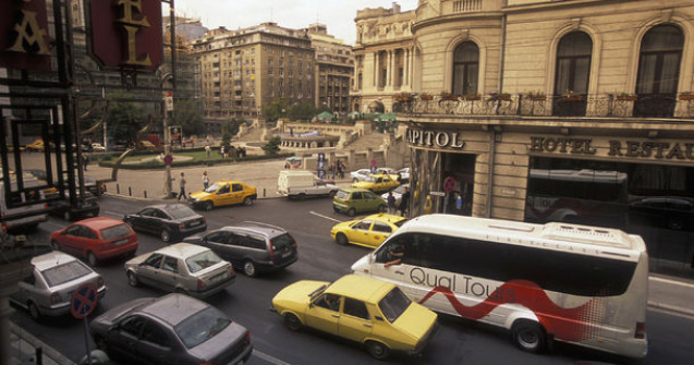 Proiect de lege controversat: depasirea pe linia continua va fi permisa in anumite conditii. Se va putea depasi coloana in trafic?