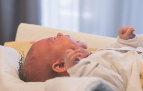 Doi parinti risca sa fie evacuati dupa ce vecinii s-au plans de zgomotul facut de bebelusul lor