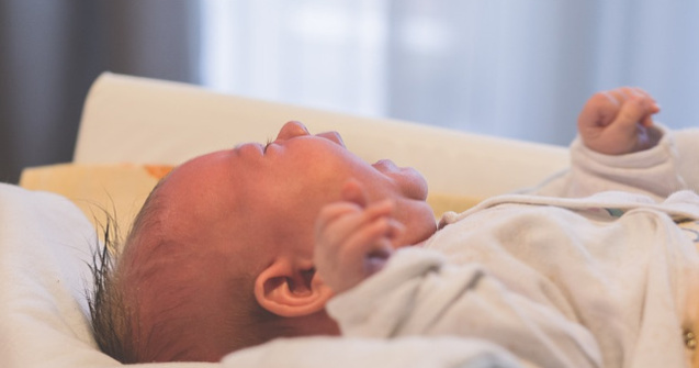 Doi parinti risca sa fie evacuati dupa ce vecinii s-au plans de zgomotul facut de bebelusul lor