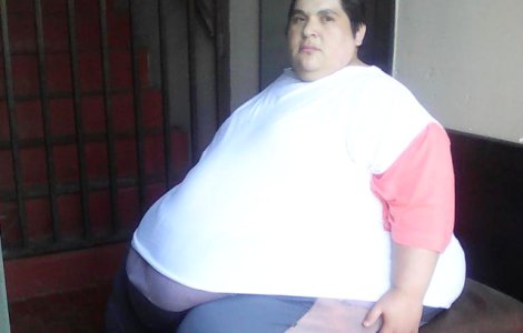  Video  O femeie de 490 de kilograme va suferi o interventie care ii poate salva viata. Pompierii au spart peretele pentru a o scoate din casa