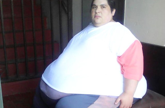 [VIDEO] O femeie de 490 de kilograme va suferi o interventie care ii poate salva viata. Pompierii au spart peretele pentru a o scoate din casa