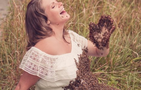 Bebelusul femeii care s-a fotografiat acoperita cu peste 20.000 de albine a murit in pantec
