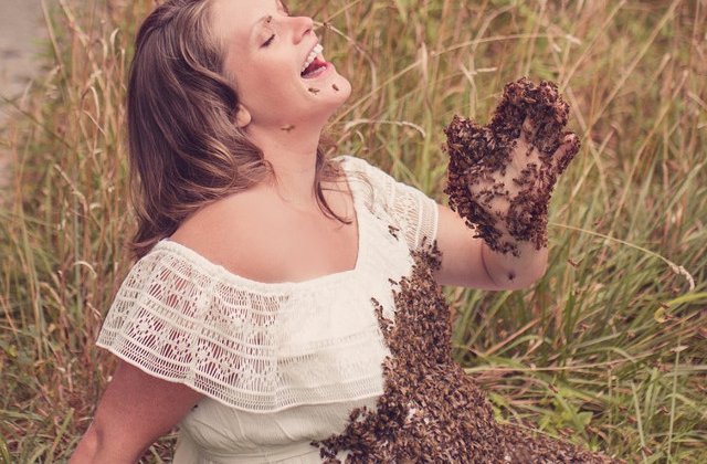 Bebelusul femeii care s-a fotografiat acoperita cu peste 20.000 de albine a murit in pantec