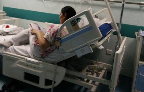 Fotografia in care o asistenta de la Grigore Alexandrescu ii citeste o poveste unei fetite a devenit virala