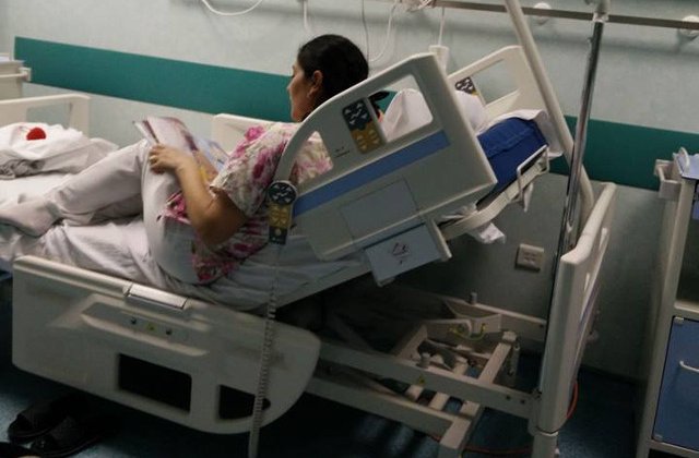 Fotografia in care o asistenta de la Grigore Alexandrescu ii citeste o poveste unei fetite a devenit virala