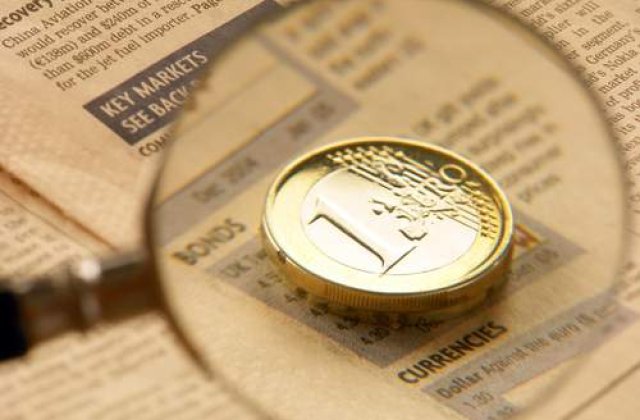 Euro "ingenuncheaza" in fata leului