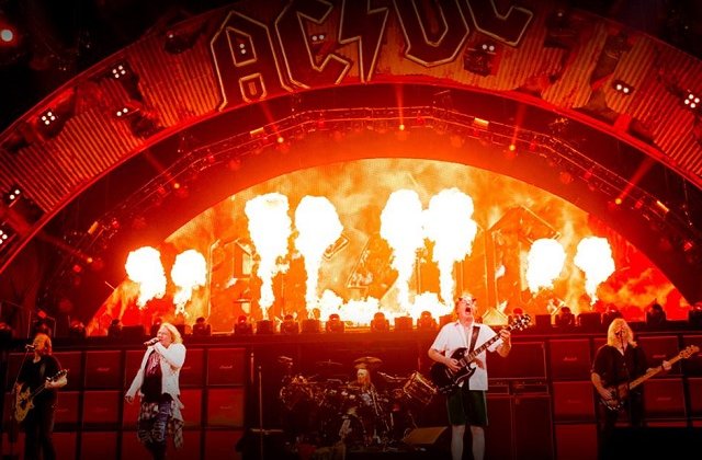 Un membru al formatiei AC/DC a murit la varsta de 64 de ani