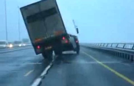 Un tir incarcat cu azotat de amoniu s-a rasturnat in Buzau