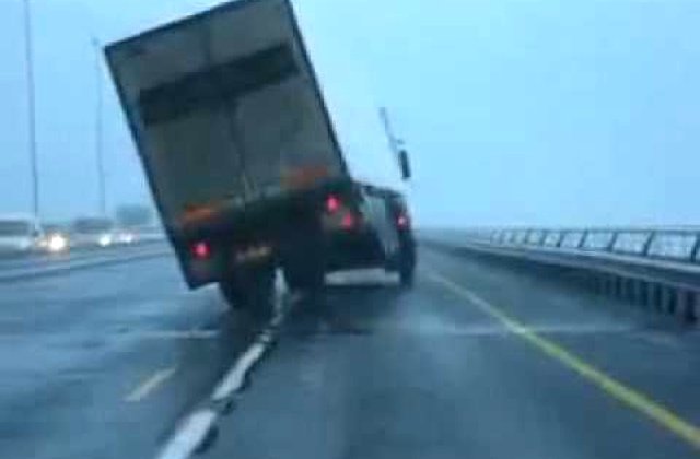 Un tir incarcat cu azotat de amoniu s-a rasturnat in Buzau