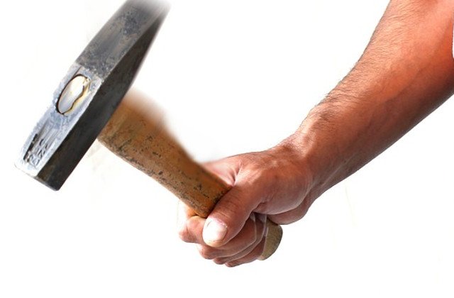 Fiul unui cunoscut medic chirurg din Oradea, suspectat ca si-a ucis prietenul cu mai multe lovituri de ciocan, gasit la Timisoara