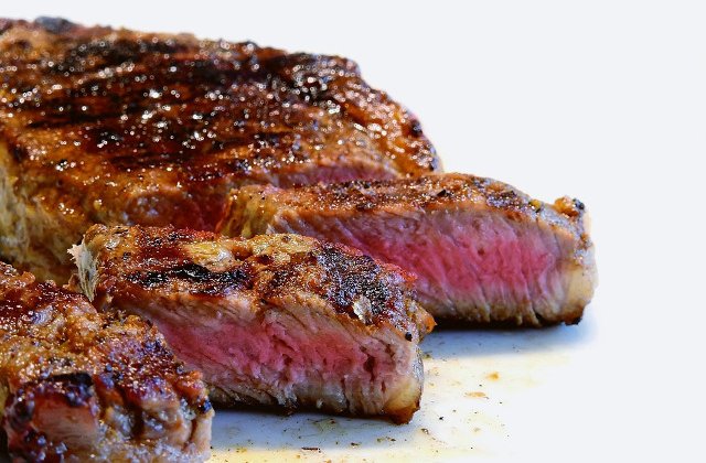 Un medic gastroenterolog avertizeaza: Carnea rosie si Helicobacter Pylori va pot imbolnavi de cancer