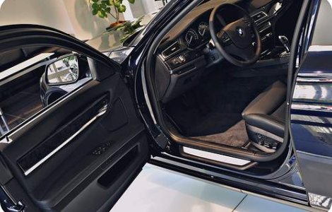 Mercedes si BMW se bat in showroom-uri