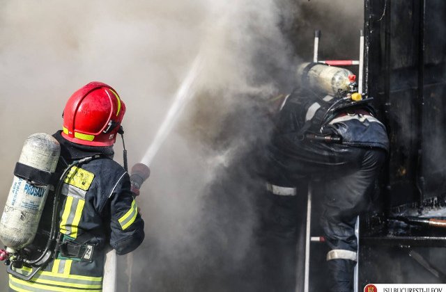 Trei masini au fost avariate in urma unui incendiu provocat de o tigara aruncata la gunoi