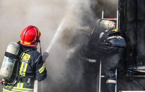 Trei masini au fost avariate in urma unui incendiu provocat de o tigara aruncata la gunoi
