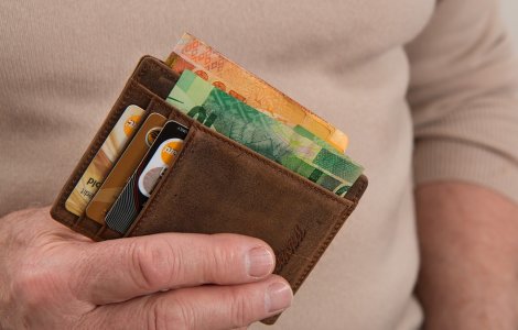 Euro a atins un nou nivel record, peste 4,65 lei, pe fondul accentuarii tensiunilor politice