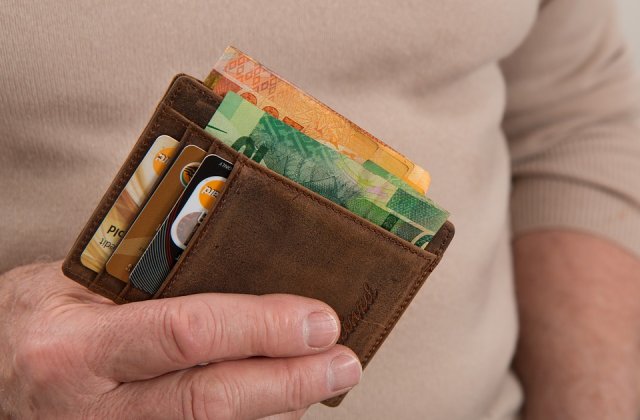 Euro a atins un nou nivel record, peste 4,65 lei, pe fondul accentuarii tensiunilor politice