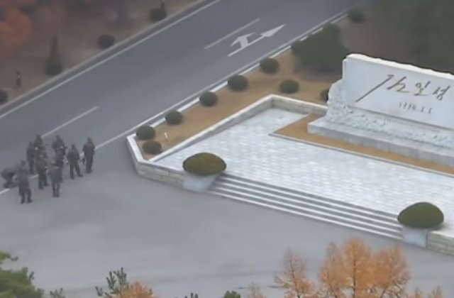 [VIDEO] Camerele de supraveghere au surprins momentul in care soldatul dezertor din Coreea de Nord a fost impuscat