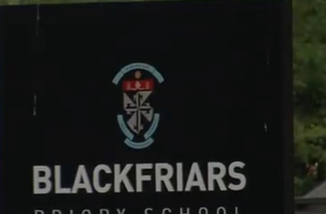 Motivul pentru care o scoala din Adelaide a acoperit statuia din curte cu un cearsaf negru