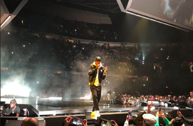 Gestul facut de rapperul Jay-Z, in timpul unui concert