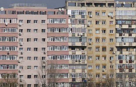 Fetita in varsta de doi ani, in coma. A cazut de la etajul trei dupa ce ar fi spart geamul cu un ciocan