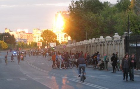 5.000 de persoane protesteaza la Palatul Parlamentului
