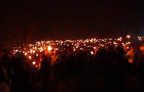  Top  Sute de echipe de ordine publica in strada de Paste