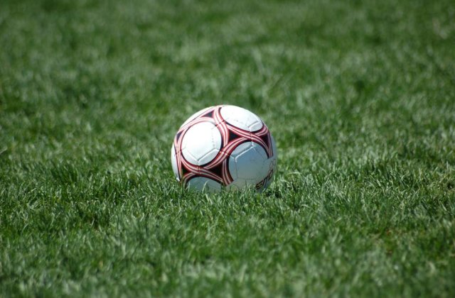 [VIDEO] Suntem unici! Romanii construiesc un teren de fotbal in panta!