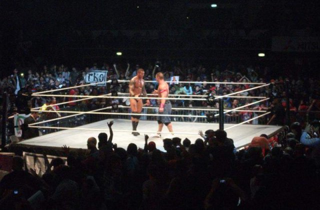 Wrestling: John Cena si Randy Orton au "rupt" podeaua la Polivalenta