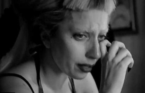  Video  Lady Gaga plangand: Inca ma simt ca un copil ratat