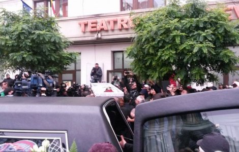 Trupul neinsufletit al Stelei Popescu a fost depus la Teatrul "Constantin Tanase". Peste o suta de persoane ii aduc un ultim omagiu