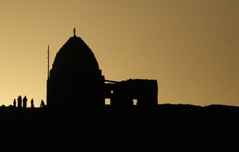 Atac cu bomba si armat la o moschee din Egipt