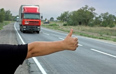 Calarasi: Un barbat a fost ucis de doi autostopisti care l-au injunghiat in gat, iar sotia acestuia este ranita