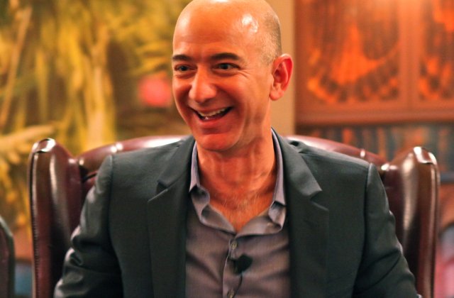 Averea lui Jeff Bezos a depasit in premiera 100 de miliarde de dolari