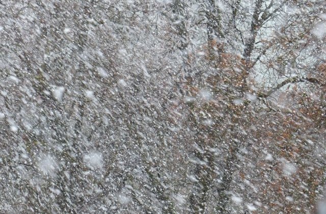 Cod portocaliu de ninsori abundente si viscol, incepand de luni seara
