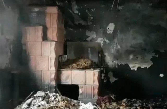 Un copil de trei ani s-a intoxicat cu fum dupa ce casa in care locuia a luat foc