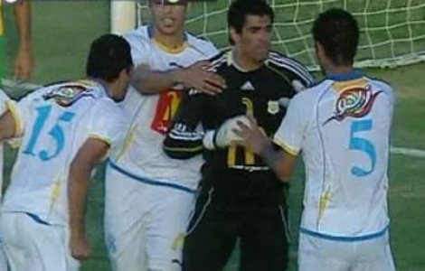  Video  Si-a batut propriul portar si a luat cartonas rosu