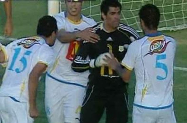 [VIDEO] Si-a batut propriul portar si a luat cartonas rosu